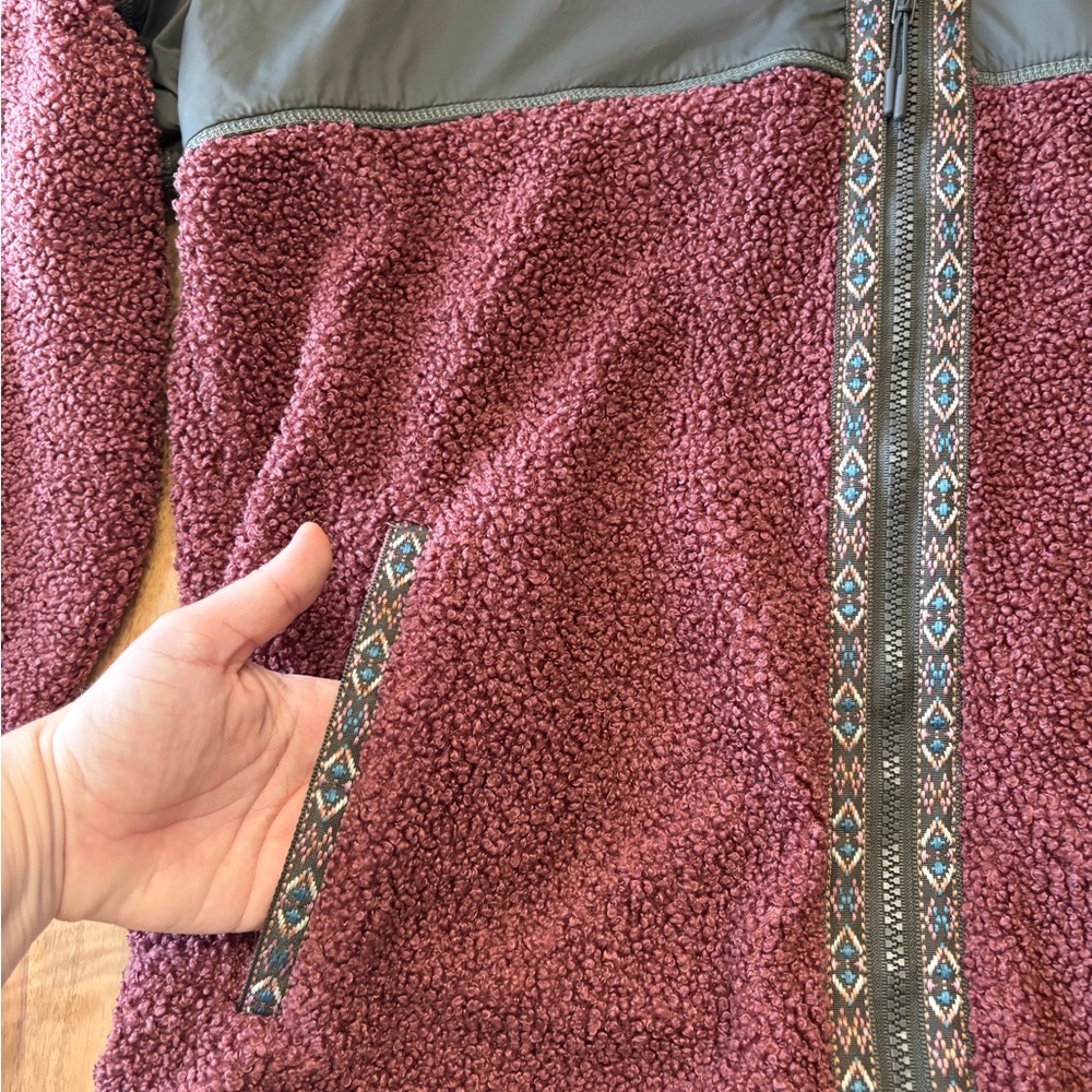 Men's Buc-ees Sz M Zip Up Red Maroon Sherpa Jacket Aztec Pockets Collar Fuzzy - Picture 2 of 8